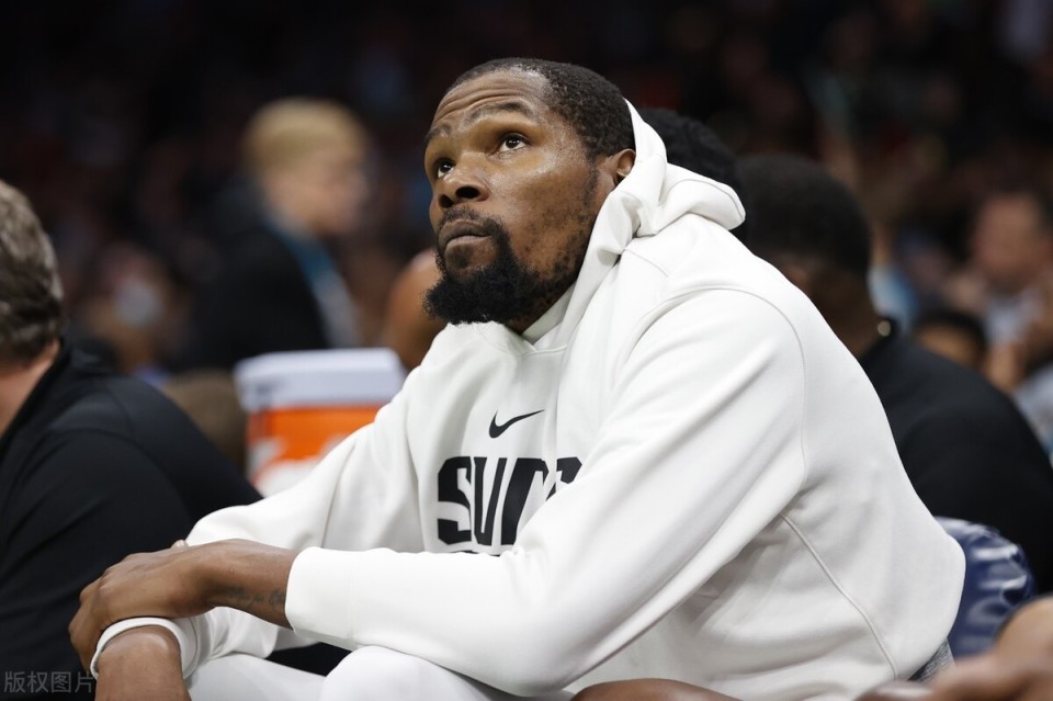 包含夏洛特黄蜂训练开放日，今夜内部沟通引欢呼，NBA常规赛在即，团队化学反应显著的词条